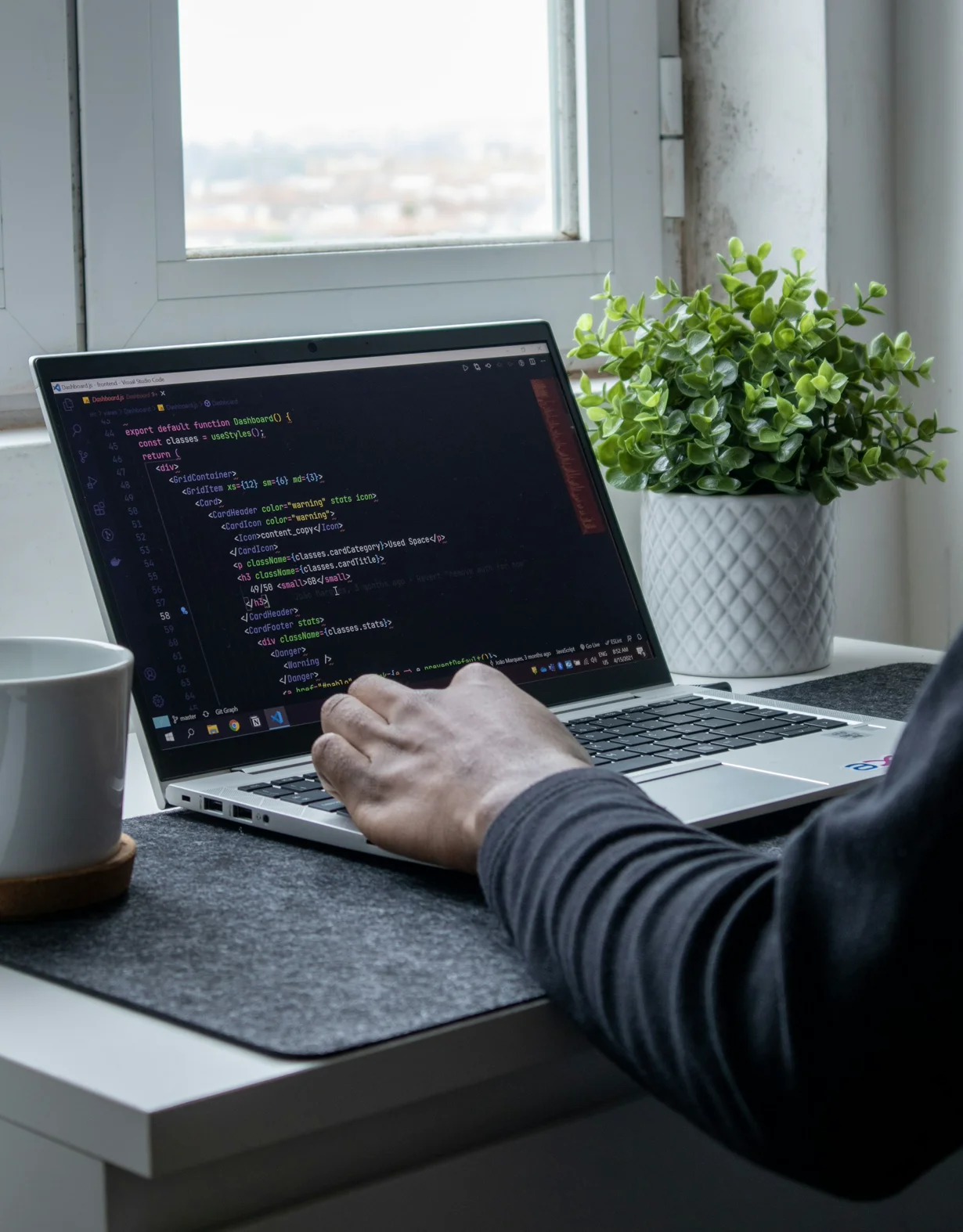 Pessoa trabalhando no desenvolvimento de sistemas e sites na HL Solutions